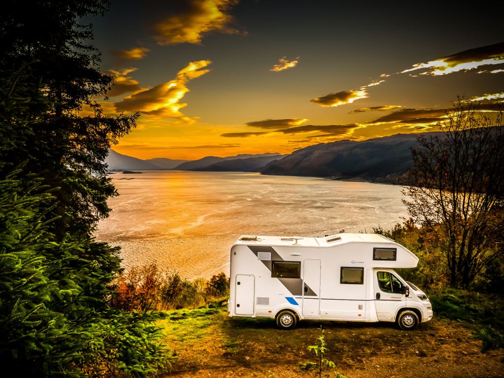 Family motorhome lakeview sunset