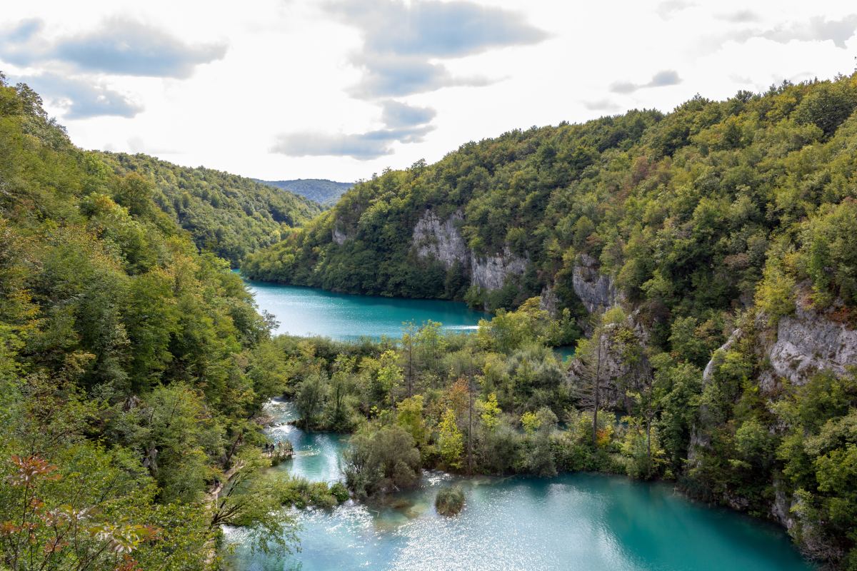 Plitviče Lakes and its cascading waterfalls | photo: Tim Strulik (Unsplash)