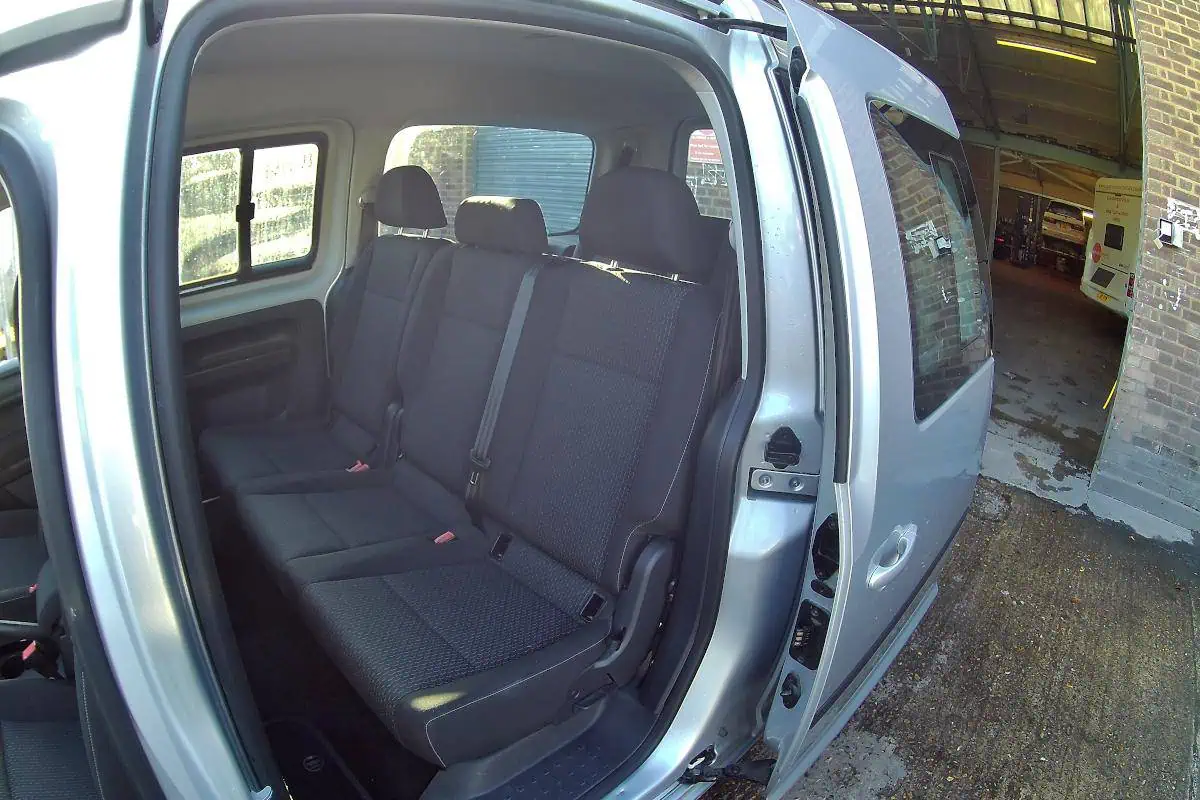 VW Caddy Maxi 7-seater - sliding door in action (open)